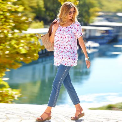 Blouse crépon à fleurs, pantacourt denim à galon à clous et sandales en cuir et corde avec strass, vous êtes au top ! 