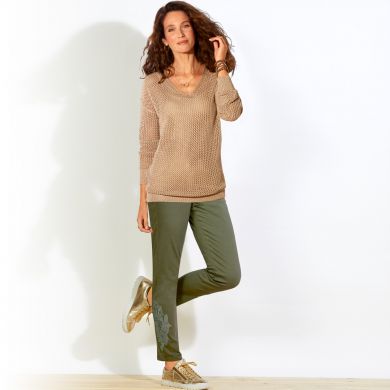 Pull des beaux jours esprit crochet et fil doré sur pantalon en twill avec détail guipure et chaussée des baskets or de BB : sirène aux reflets d’or vous êtes… 