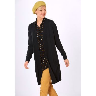 Chemise à pois sur pantalon slim, et cardigan extra-long, la tenue de ville décontractée.